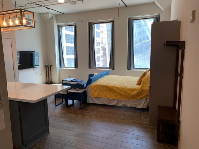 Building Photo - 705 Main St