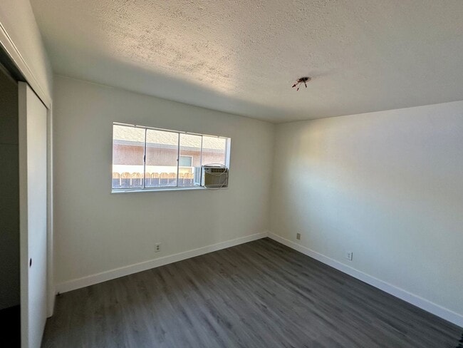 Building Photo - 2 bedroom 1 bath duplex