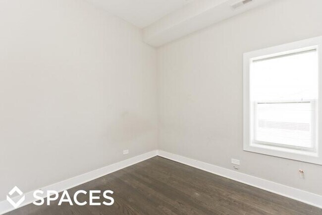 Building Photo - 3 bedroom in Chicago IL 60657