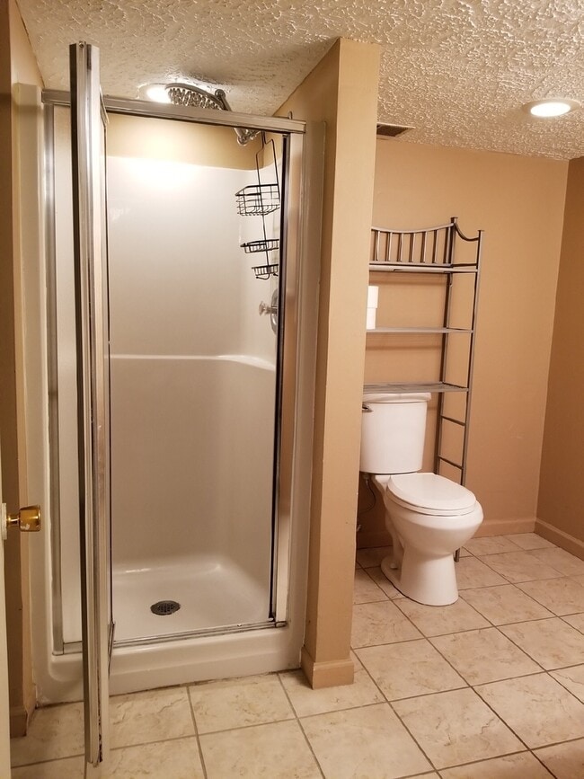 Building Photo - 1 Bedroom Near Downtown; includes Water/Se...