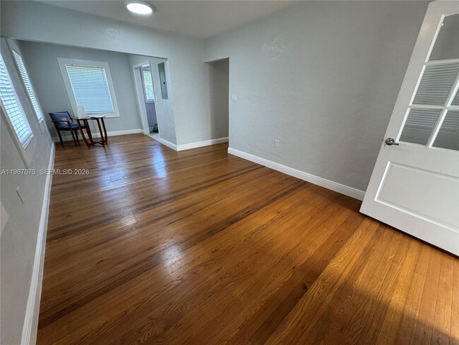 Foto del edificio - 51 Montilla Ave