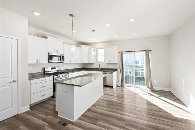 Building Photo - Attractive Townhouse in Plantation Lakes (...