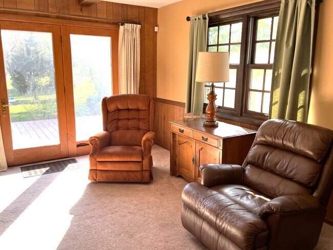 Building Photo - 525 E Carpenter Dr