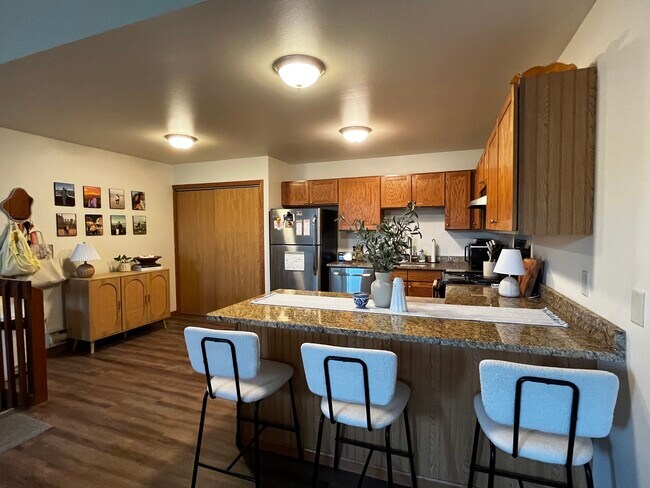 ¡Ideal para comidas informales y entretenimiento! - 2121 S. Main St