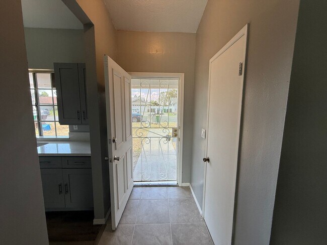 Foto del edificio - 4 bedroom 2 bath!