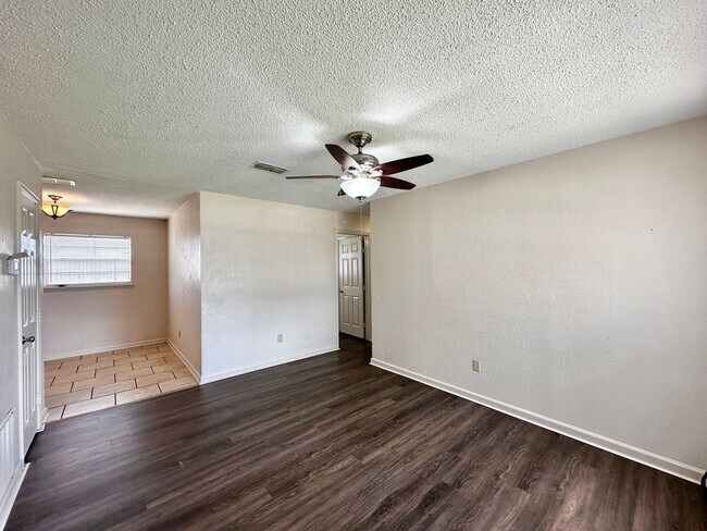 Building Photo - 3 Bedroom