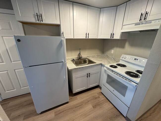 Foto del edificio - (248 - 277) 1 Bdrm Downstairs W/ Private Y...