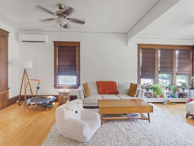 Foto del edificio - Charming 3 bedroom home in Uptown. Pets Welcome!