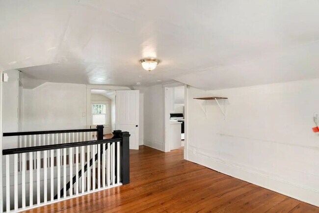 Foto del edificio - "Historic 2-Bed Apartment with Gleaming Hardwood Floors in Prime Durham Location!"