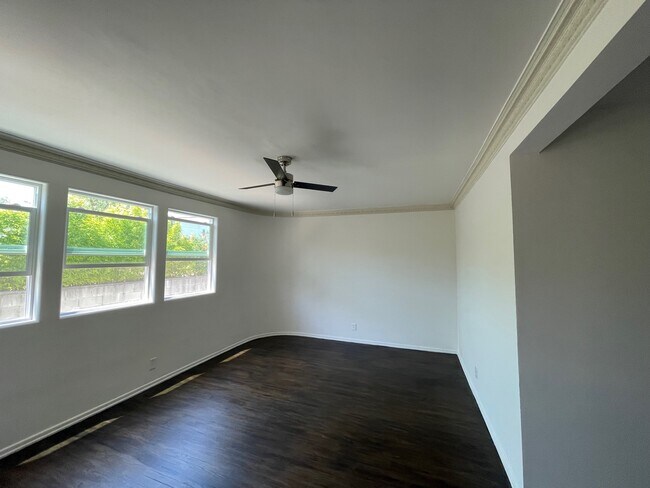 Building Photo - 1525 S Fairfax Ave