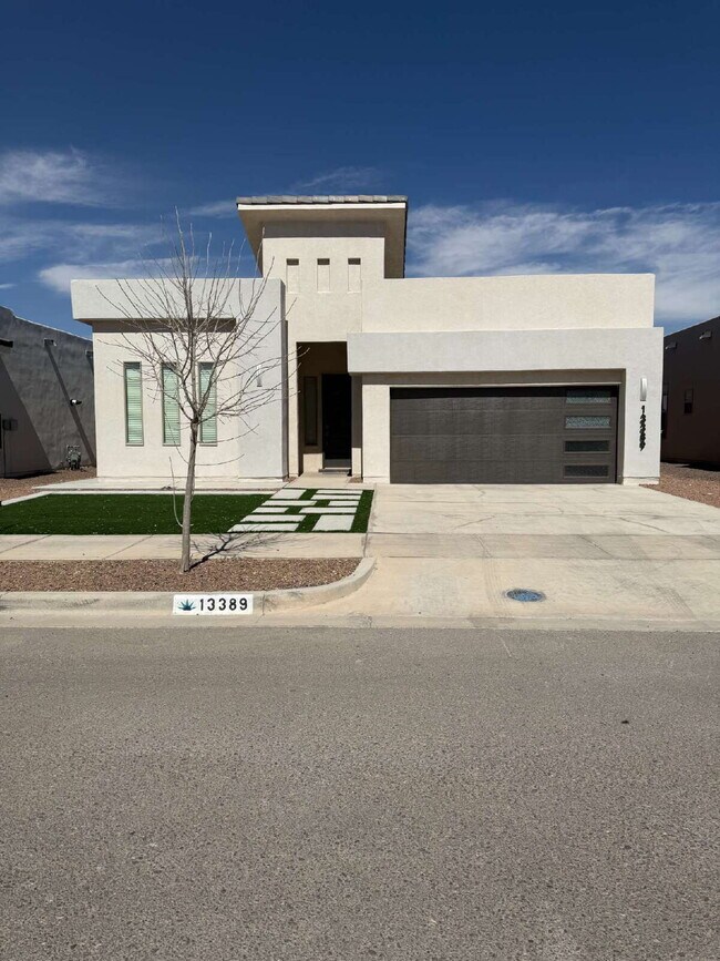 Foto del edificio - 13389 Carterton Ave