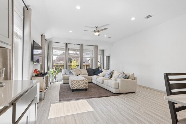 Building Photo - 28335 Halle Ray Dr