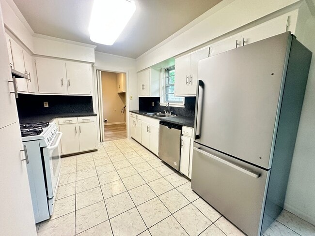 Building Photo - SOUTH BOSSIER HOME-CLOSE TO BAFB-FRESH PAINT