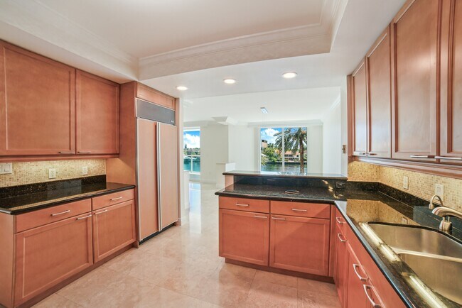 Foto del edificio - 20201 E Country Club Dr
