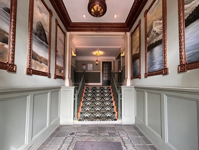 Building Photo - Vintage Charm - Top Floor NW Studio!