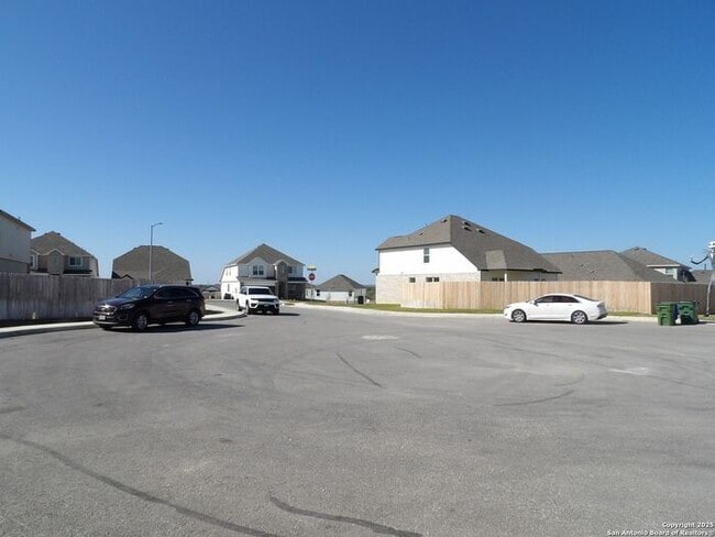 Building Photo - Beautiful and Spacious 4 Bedroom