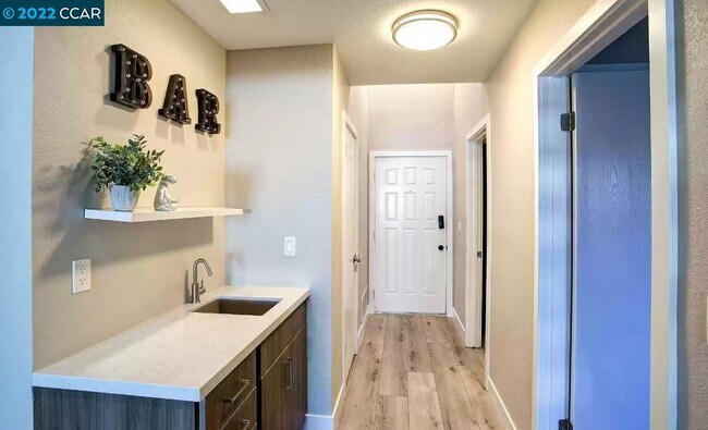 Foto del edificio - 5851 Yawl St