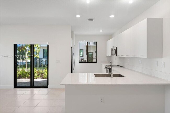 Foto del edificio - 8336 Central Park Blvd