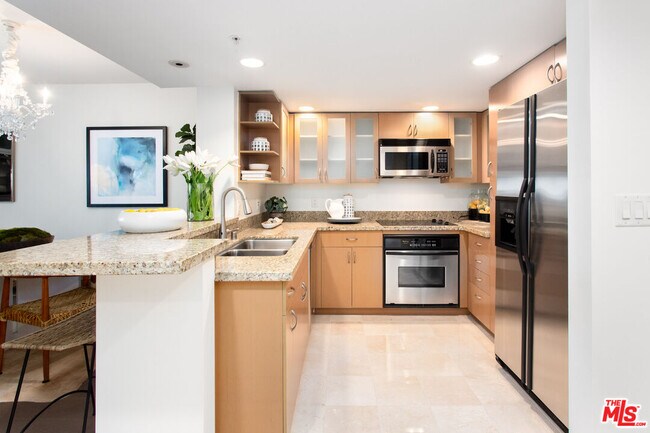 Building Photo - 13700 Marina Pointe Dr