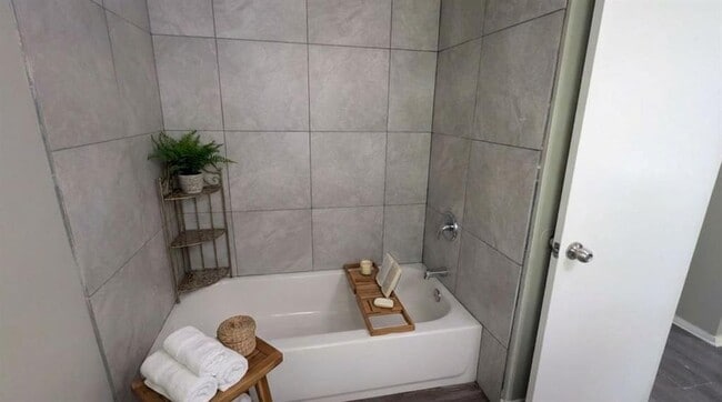 Foto del edificio - 1711 Burton Dr