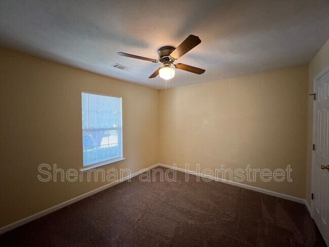 Foto del edificio - 219 Sassafras Ln