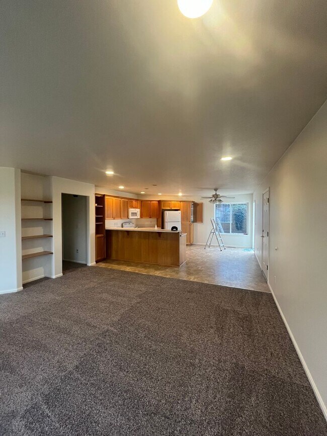 Building Photo - 2 bed 2 bath duplex in Eugene
