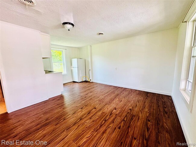 Building Photo - 507 Lakeville Rd