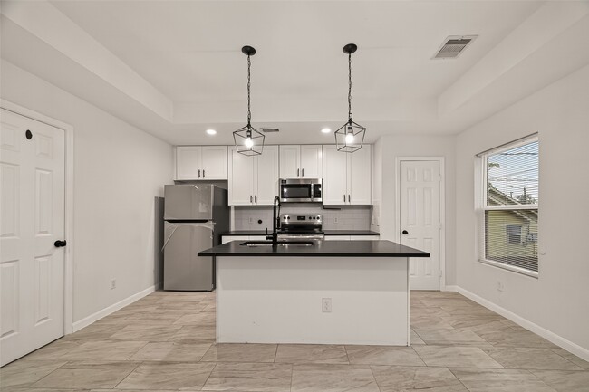 Building Photo - 4302 Hirsch Rd