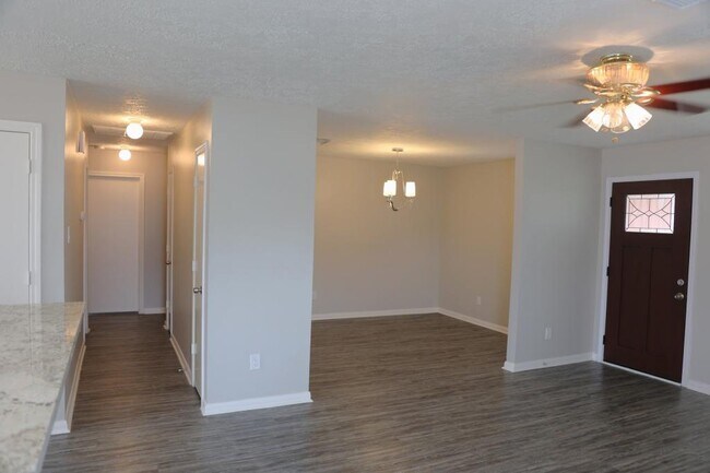 Foto del edificio - 16210 Rosenridge Dr