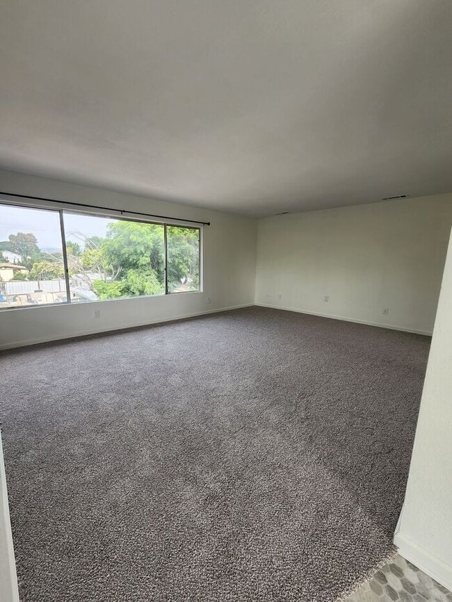 Building Photo - SPACIOUS 3BR / 2BA unit with Covered Parki...