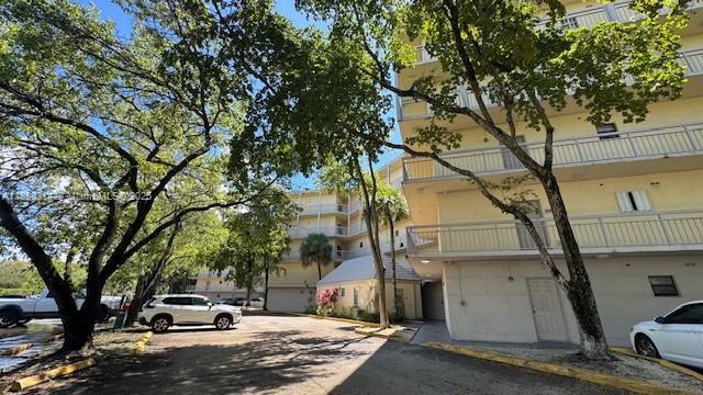 Foto del edificio - 8290 Lake Dr