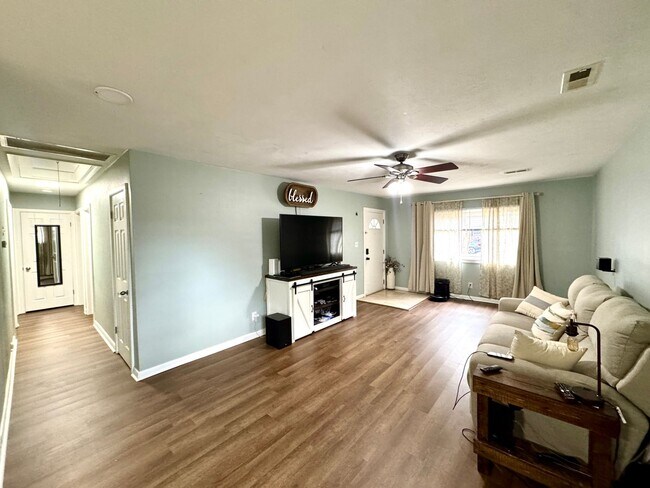 Foto del edificio - Charming Brick Ranch in the Heart of Churchland