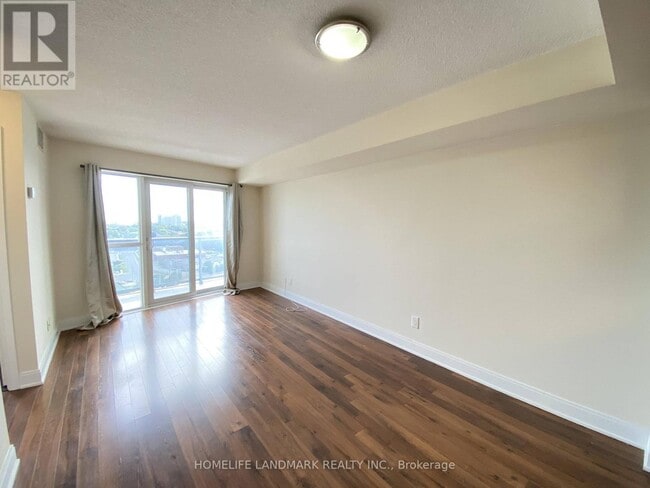 Photo du bâtiment - 135 Village Green Square