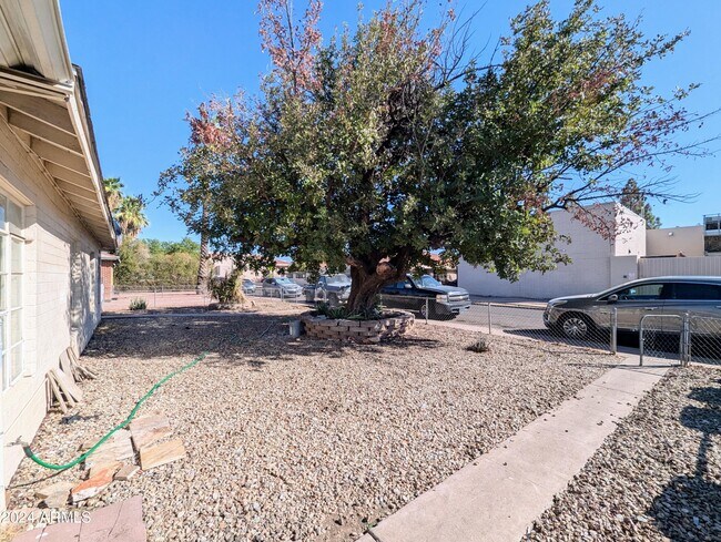 Building Photo - 1314 W Whitton Ave