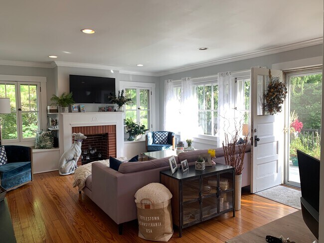 Living Room (front entry) - 108 W Ingomar Rd
