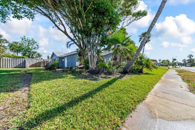 Foto del edificio - Stunning Newly Rehabbed Single-Family Home — Modern Design • Near Beach, Shopping & Dining!