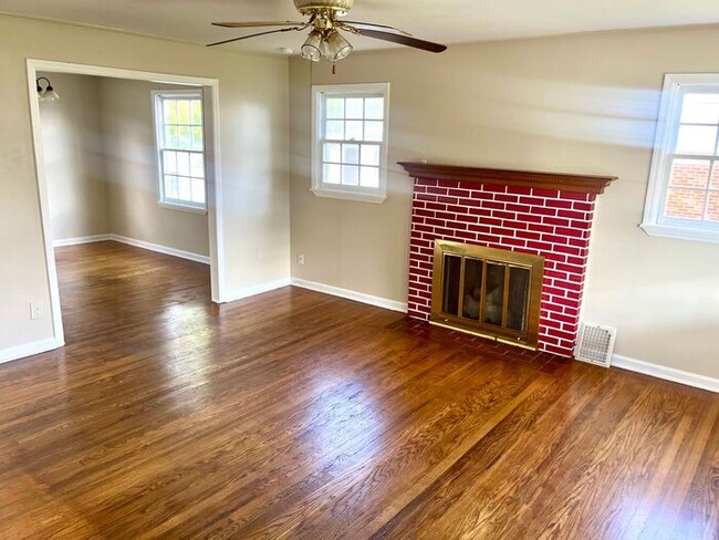 Building Photo - Beautiful 3 Bed 2 Bath w Fire Place/Hardwo...