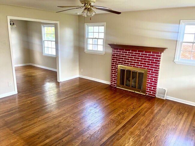 Foto del edificio - Beautiful 3 Bed 2 Bath w Fire Place/Hardwo...