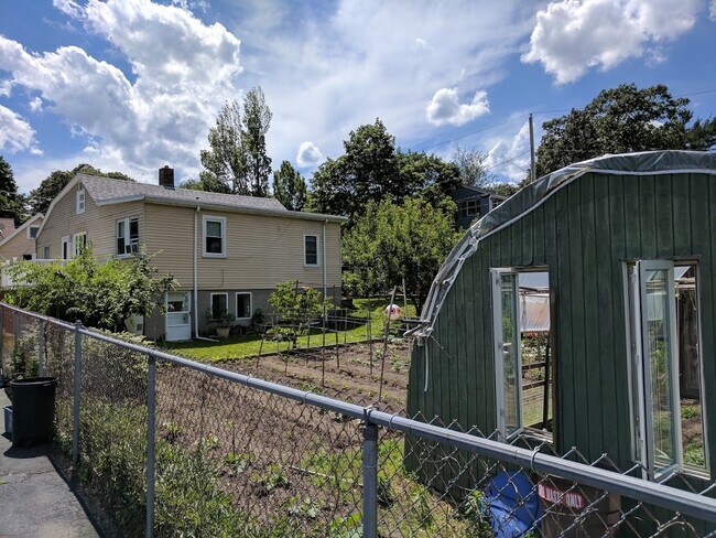 Building Photo - 110 Williams St