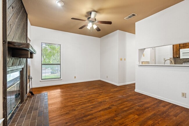 Building Photo - PARK PLACE - ACROSS FROM DKR STADIUM - 1BD / 1BA With Study - WOOD FLOORS - W/D