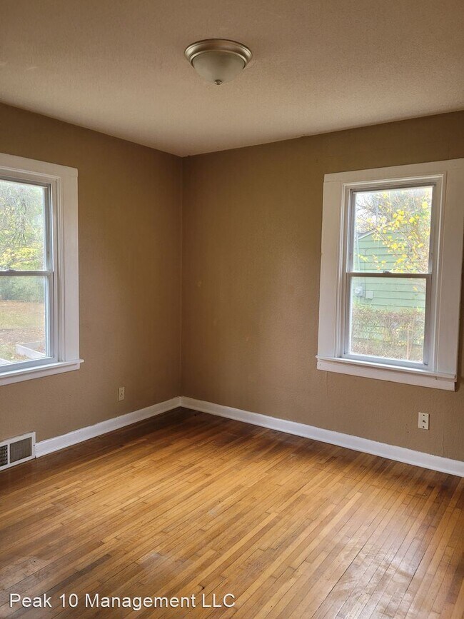 Building Photo - 4 br, 1 bath House - 2310 N. Green