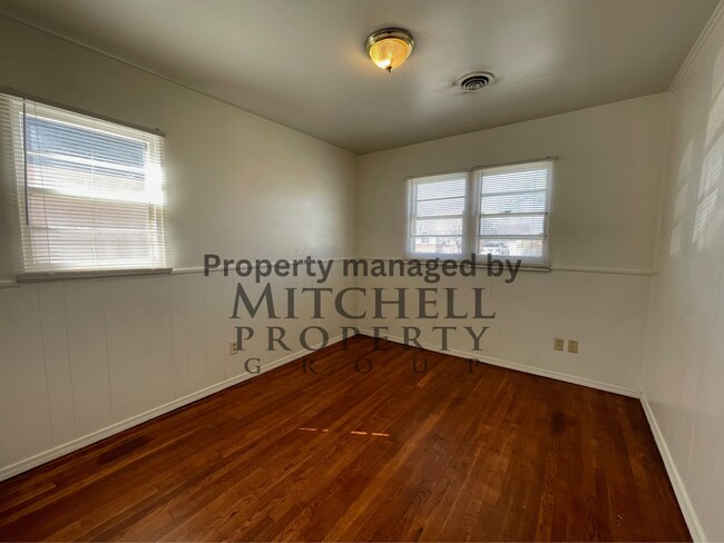 Building Photo - Beautiful 3 bedroom 1 bath with hardwood f...