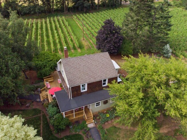 Foto del edificio - Beautifully Renovated 5 Bedroom Farmhouse outside of Newberg