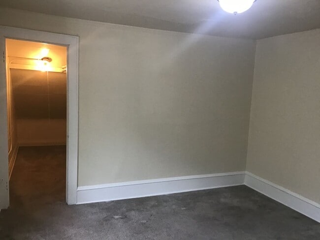 Building Photo - 4 Bedroom Single Family Home