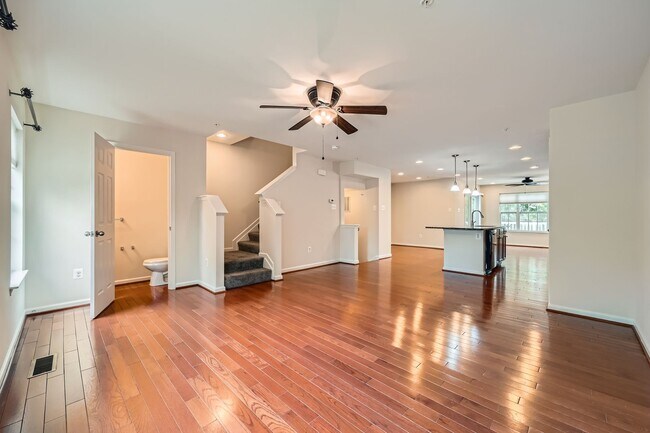 Foto del edificio - Spacious & Stylish 3BR/2.5BA TH in Frankli...