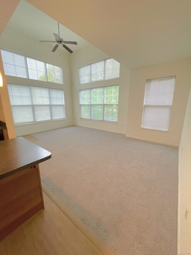 Building Photo - 10 Norden Pl