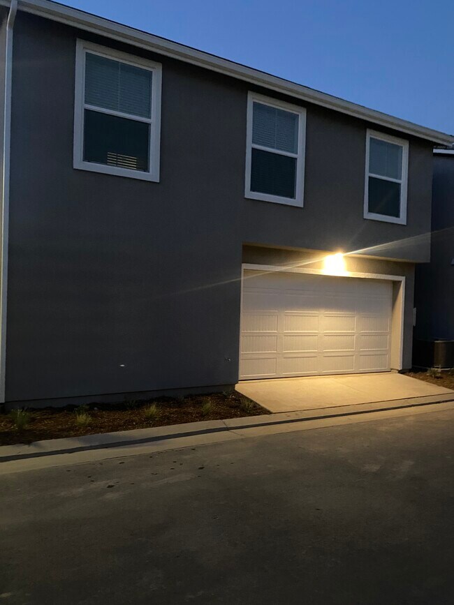 Building Photo - 10945 N Honeysuckle Dr