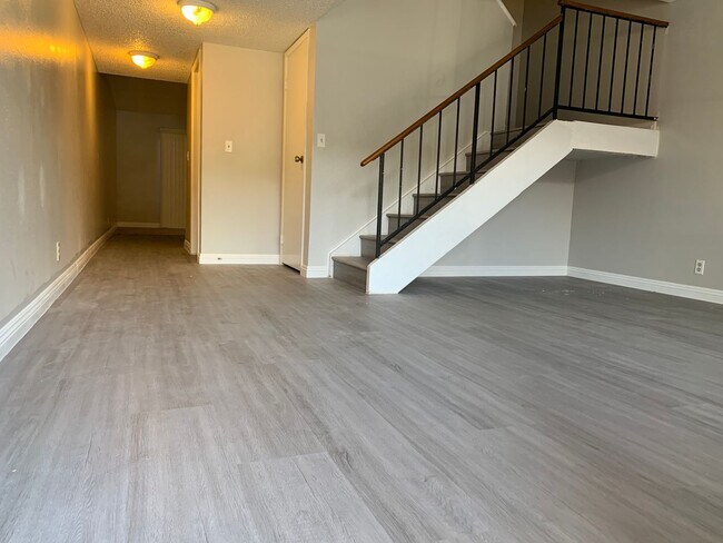 Foto del edificio - Community Pool and Spa. 2 Story, 2 Bedrooms, All Bedroom upstairs. New remodel kitchen with white...