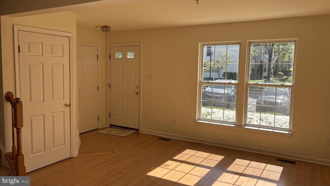 Foto del edificio - 593 Coach Hill Ct