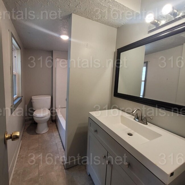 Building Photo - $950 - 3 bed 2 bath - Single Family Home